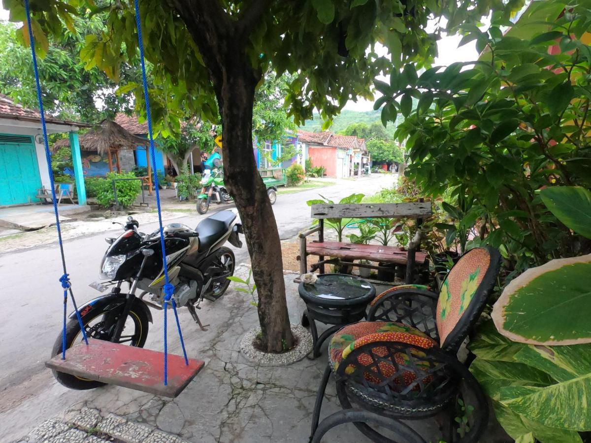 Owl Hostel Karimunjawa Buitenkant foto